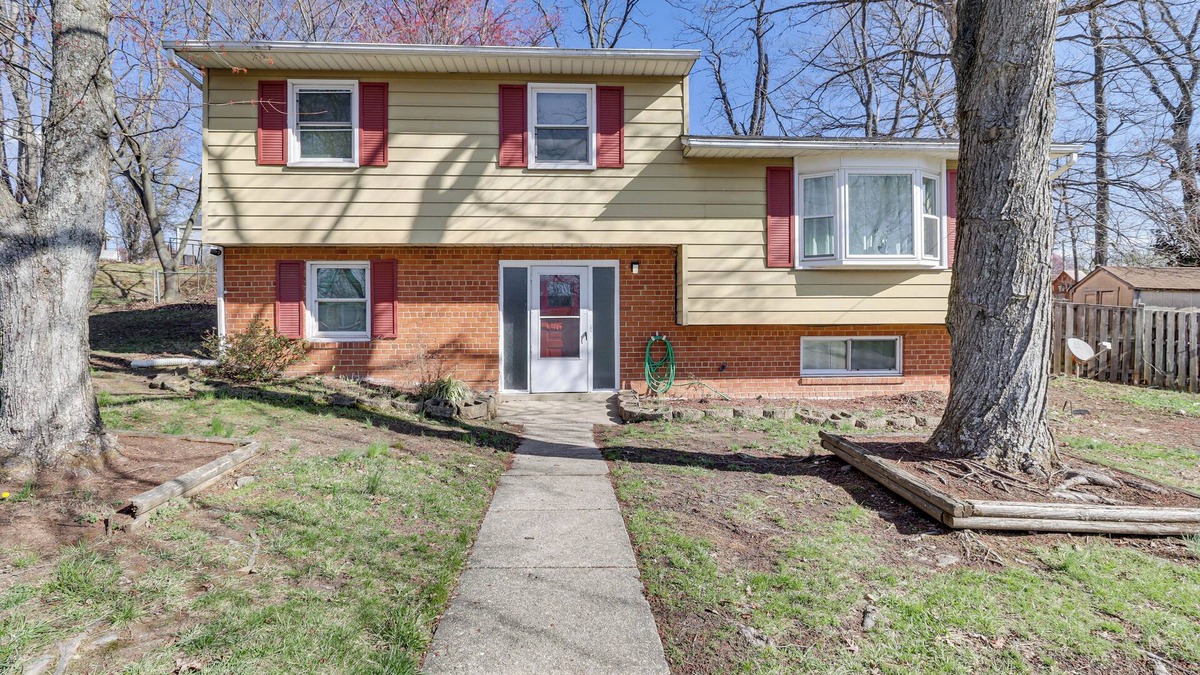 Walker Mill House | 4 Mi to Northwest Stadium: Inviting Home!