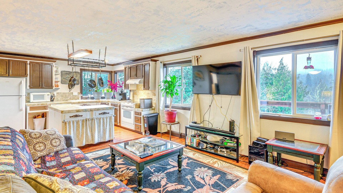 Sandy Apartment | 4 Mi to Sandy River Access: Studio w/Mtn Views!