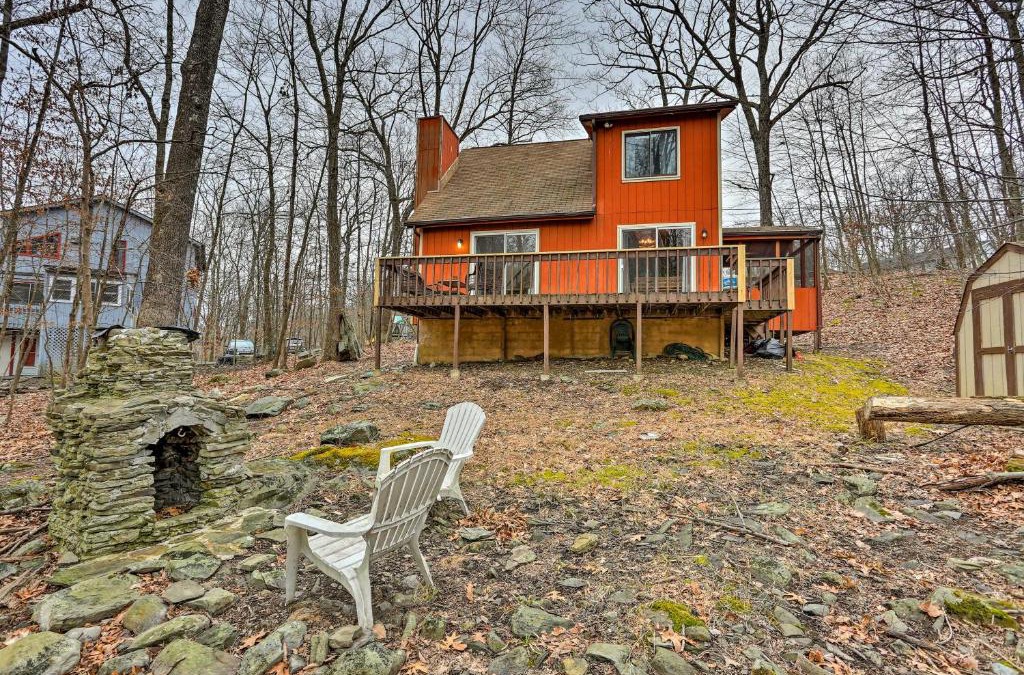 Bushkill House | 4 Mi to Tubing Cozy Bushkill Cabin with Deck!