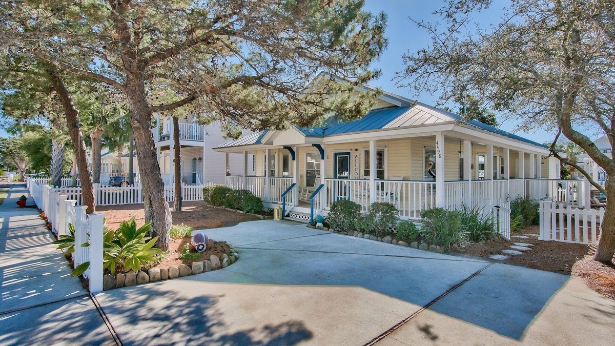 Clipper Cove House | 4 min to Beach - Next to Pool - Great Outdoor Living Area.