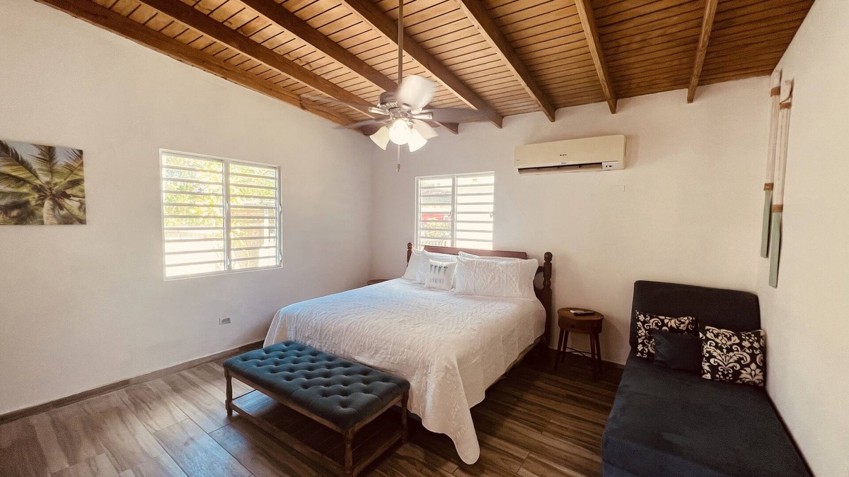 Stella House | 4 min walk to corcega beach or just relax in the jacuzzi!