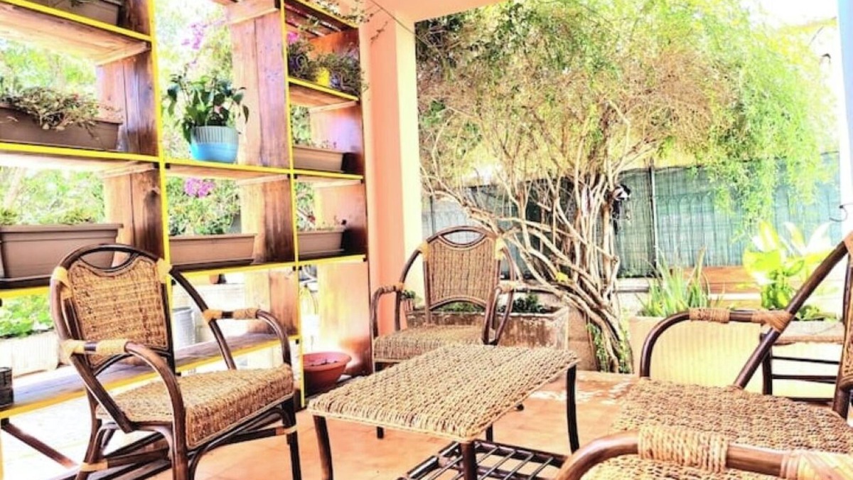 Solanas House | 4 min walk to the beach! Cosy home with lush patio.