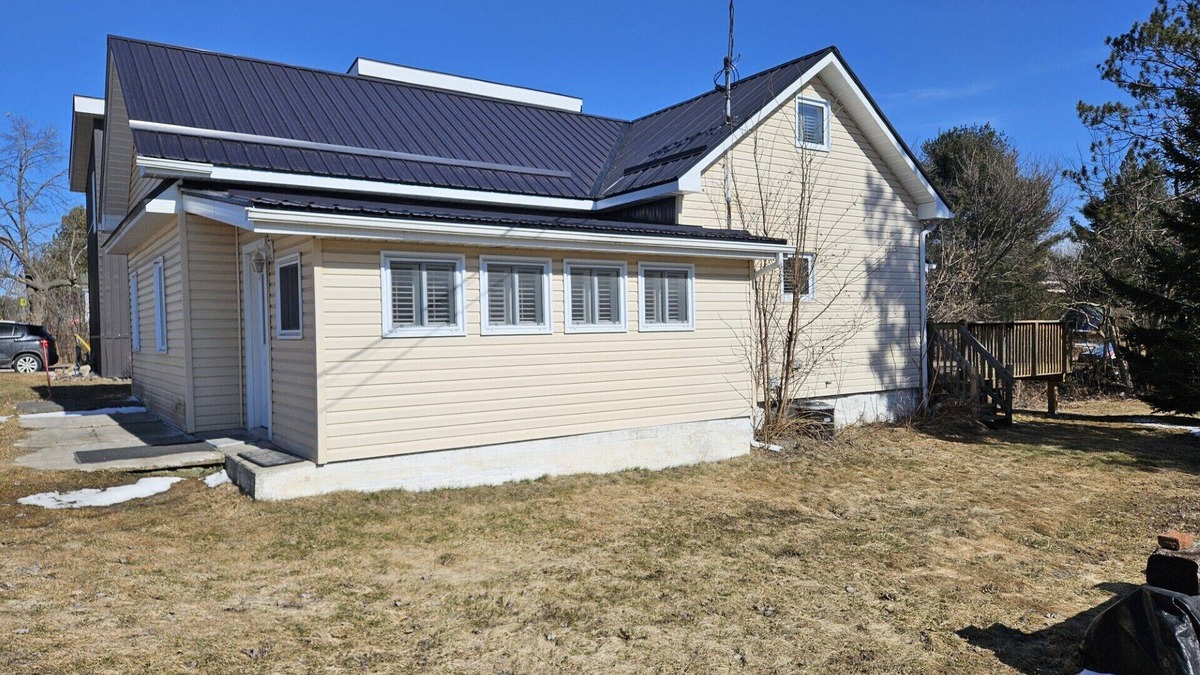 Callander House | 4 Minute drive to casino. Lake, park, marina, restaurants, stores 5 minute walk