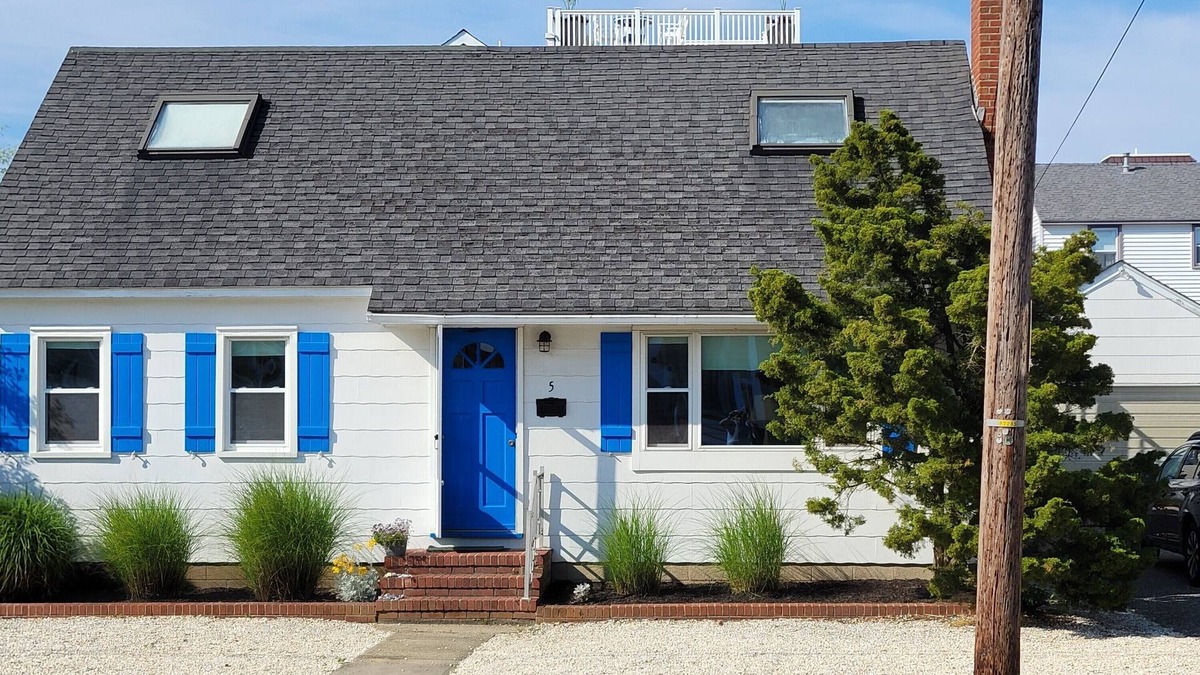 North Beach Haven Cottage | 4-minute walk to beach, Cute Cape Cod in Beach Block Full Refunds/cancellations