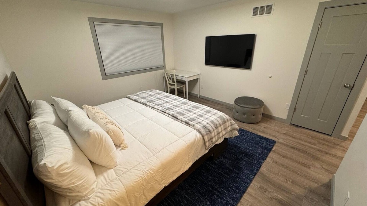 Eden Prairie House | 4 minutes walk to EP mall, 15 min to airport Mall of America and downtown