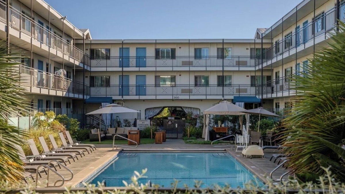 Corte Madera House | 4 Modern Suites Near SF Ferry | Outdoor Pool | Parking | Courtyard | BBQ Area
