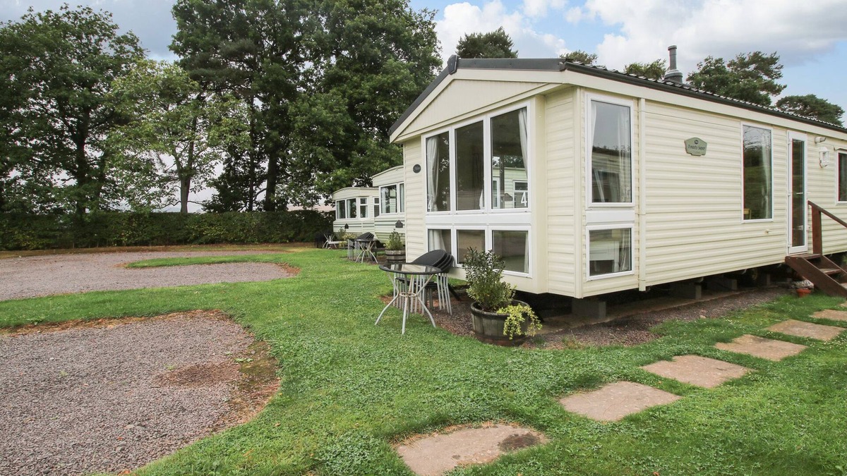 Much Wenlock Cottage | 4 OLD ORCHARD, pet friendly, with a garden in Much Wenlock