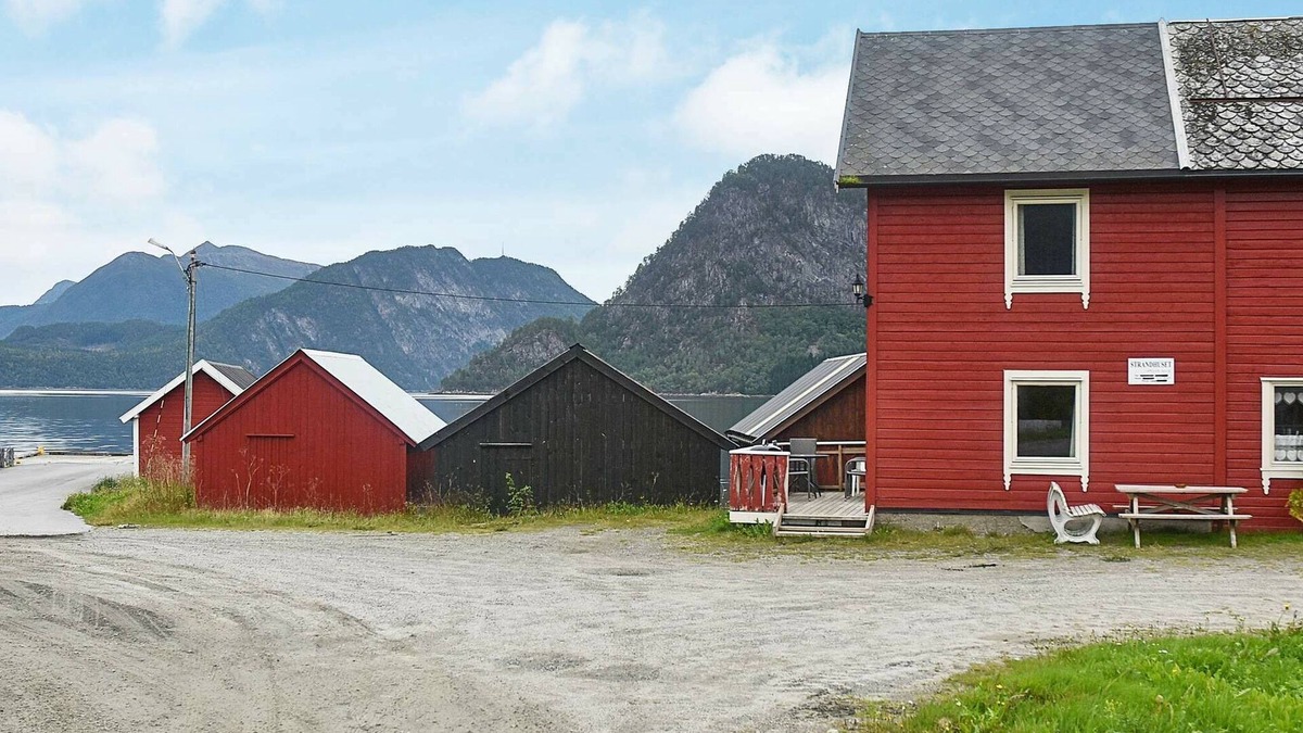 Voll House | 4 person holiday home in Måndalen