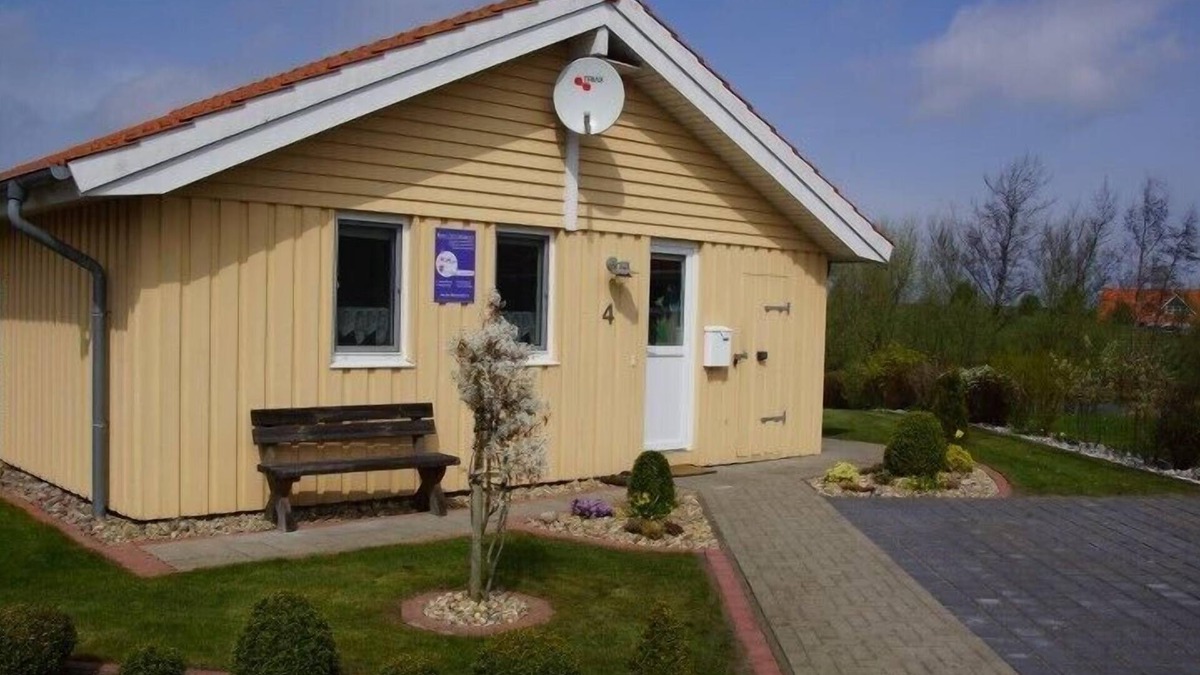 Norderteil House | 4 person vacation home with private jetty, direct lakeside location, canoe and sauna in Otterndorf