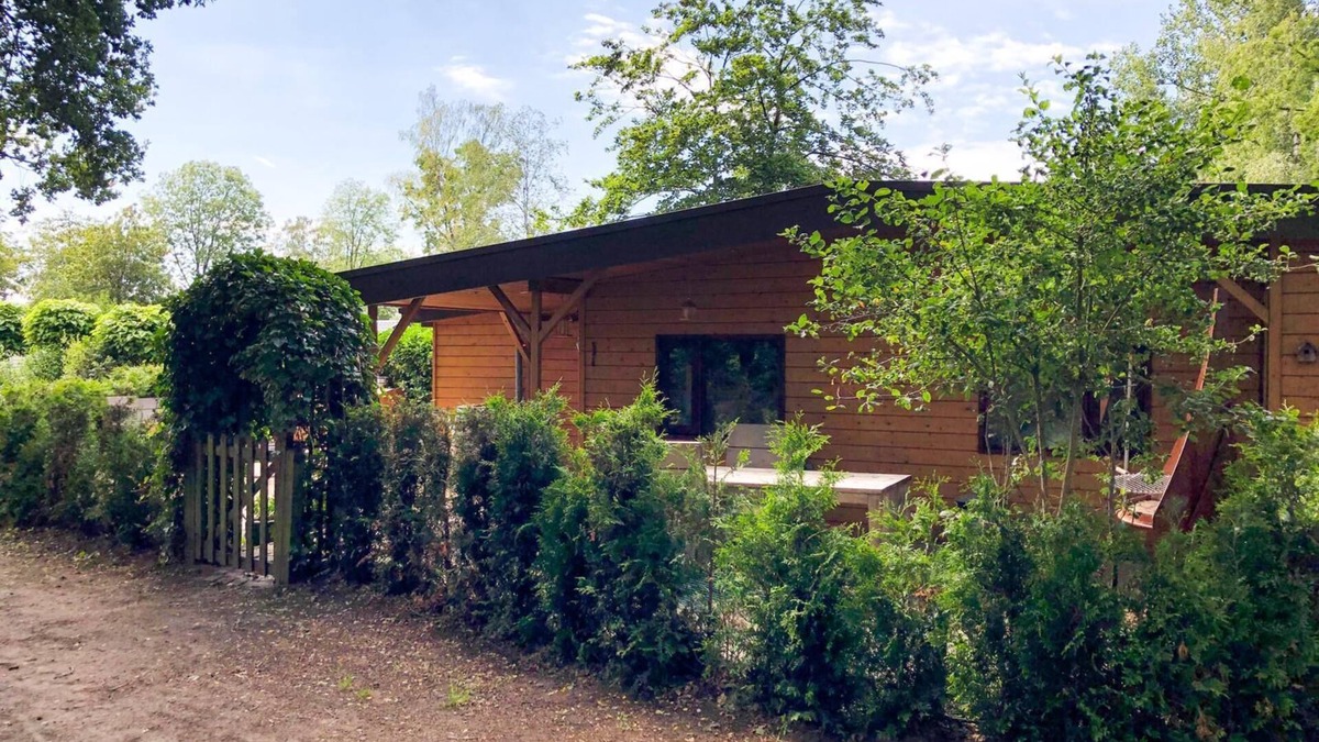 Reutum House | 4 person Woodhouse bungalow with jacuzzi and sauna
