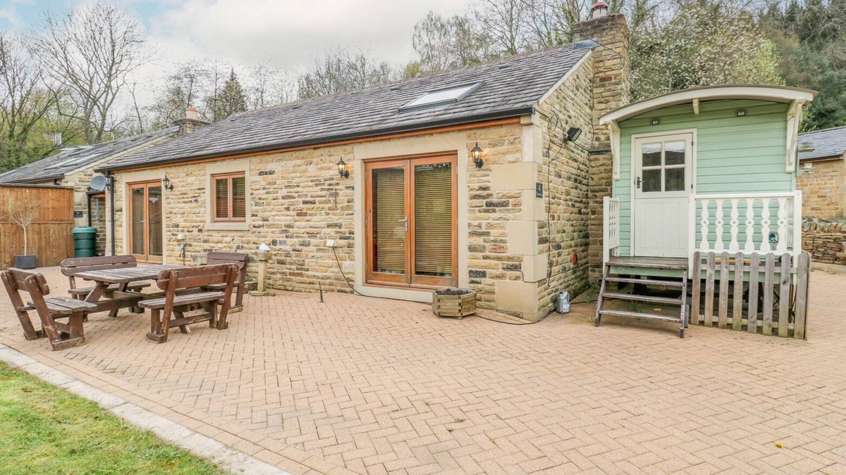 Hollow Meadows Cottage | 4 PHEASANT LANE, pet friendly, with hot tub in Stocksbridge