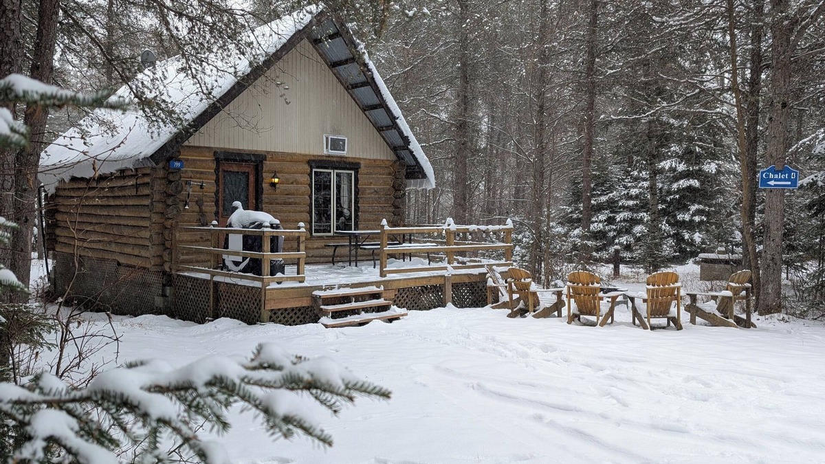 Riviere-Rouge Ski Chalet | 4 - Prunier : Chaleureux chalet en bois rond au bord de la belle Rivière Rouge