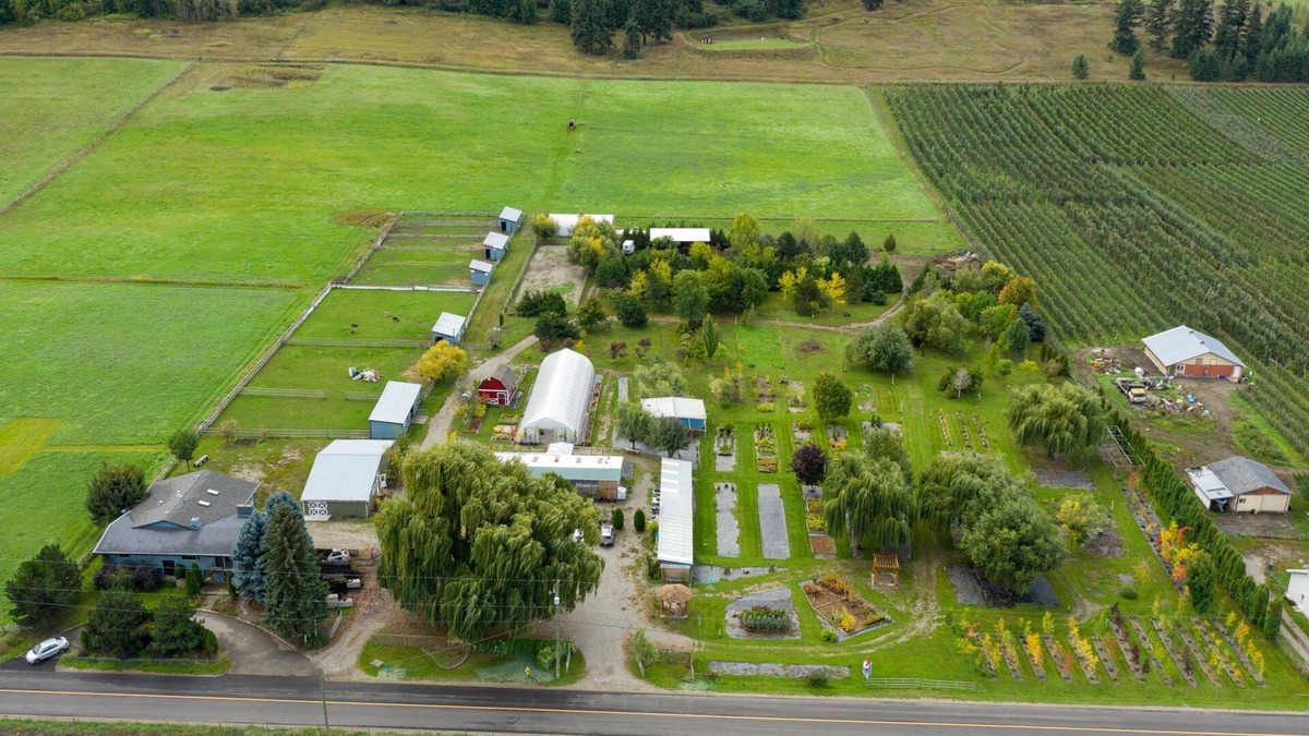 North Okanagan RV Rental | 4 Queen Bed Glamping Tent - Utopia Feels