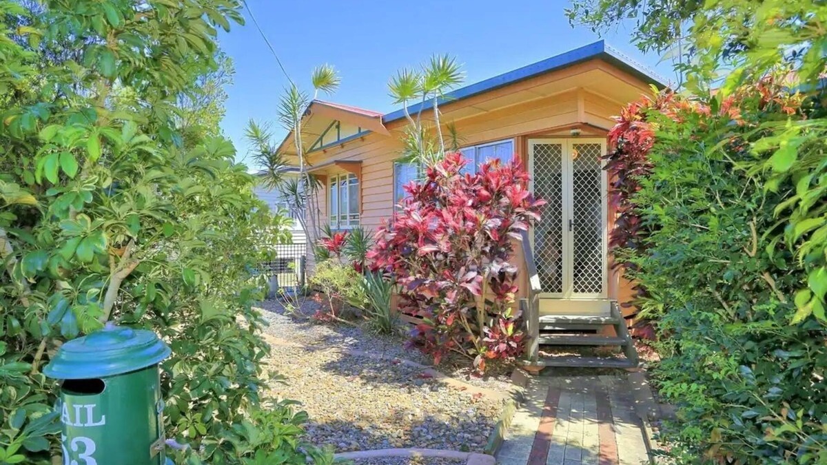 Bundaberg South House | 4 Queen Beds Sleeps 10 Full Air Free Wifi/netflix