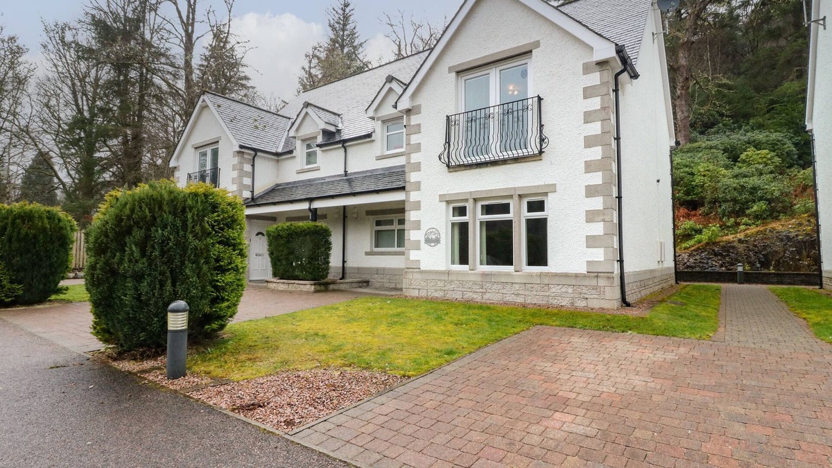 Invergarry House | 4 RIVER COURT, family friendly, with a garden in Invergarry