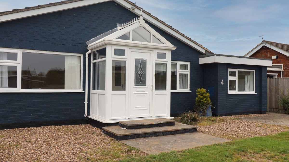 Sandilands Cottage | 4 ROMAN BANK, pet friendly, with open fire in Sutton-On-Sea