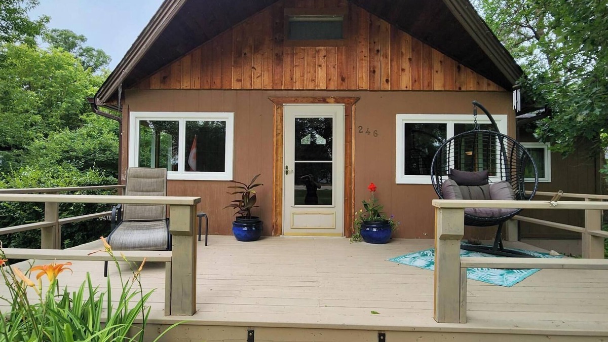 Dunnottar House | 4-Season 3-Bedroom Family Friendly Home Near Pier, Beach & Ice Fishing Roads