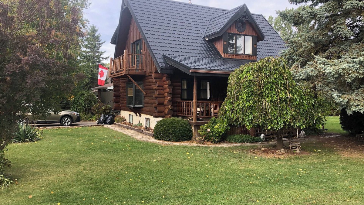 Southampton Cottage | 4 Season/4 bedroom Log Home in Southampton. Walking distance to downtown/beach