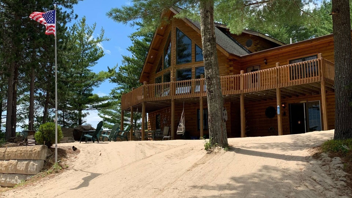 Pine River Pond House | 4 Season Cozy log Cabin/Lake/fire pit/game room/
