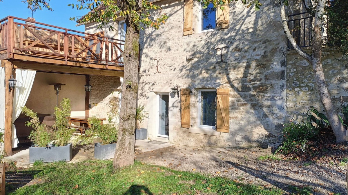Le Lardin-Saint-Lazare House | 4-season gîte with spa and cinema room