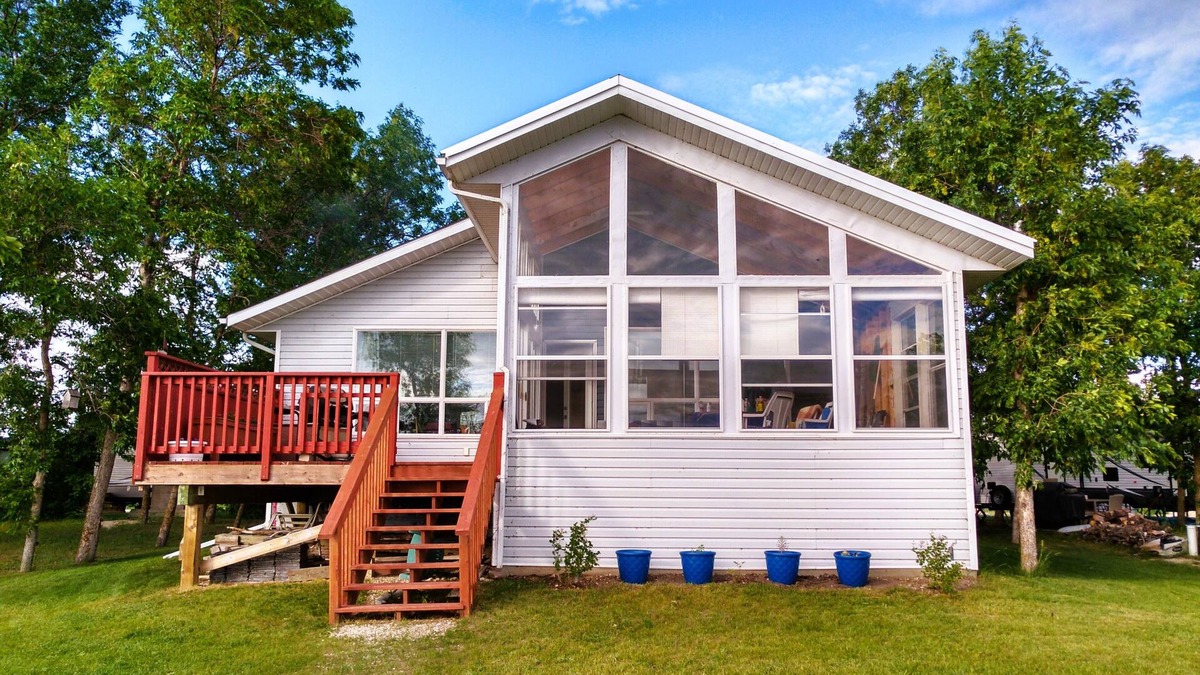 Saint Ambroise Cabin | 4-season home on Lake Manitoba