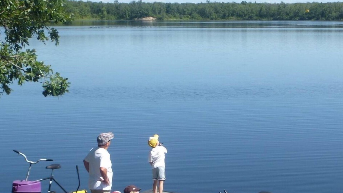 New Bothwell Cottage | 4 Season Lakefront Cabin For Rent - Saint Malo