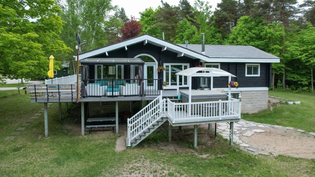 Mulmur Ski Chalet | 4 Season Log Chalet Home with Hot Tub