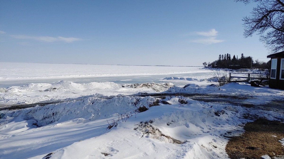 Winnipeg Beach Cottage | 4 Season Peaceful Cottage in Ponemah - 5 min walk to Lake Winnipeg!