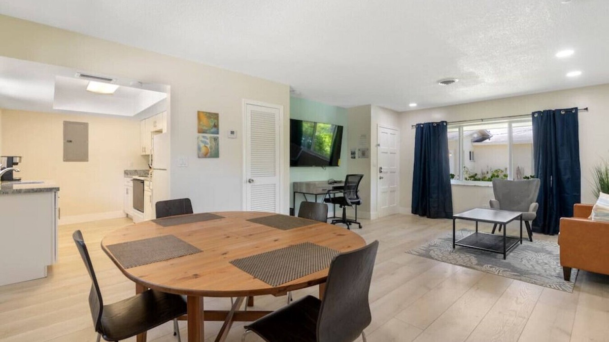 Croissant Park Apartment | #4 · Spacious 1 bedroom Apartment with 70inch smart TV!