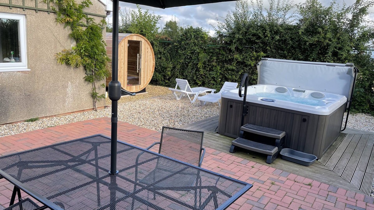 Coed-Y-Paen House | 4 Star detached rural Bungalow with Jacuzzi & Sauna, Play Area and free WIFI