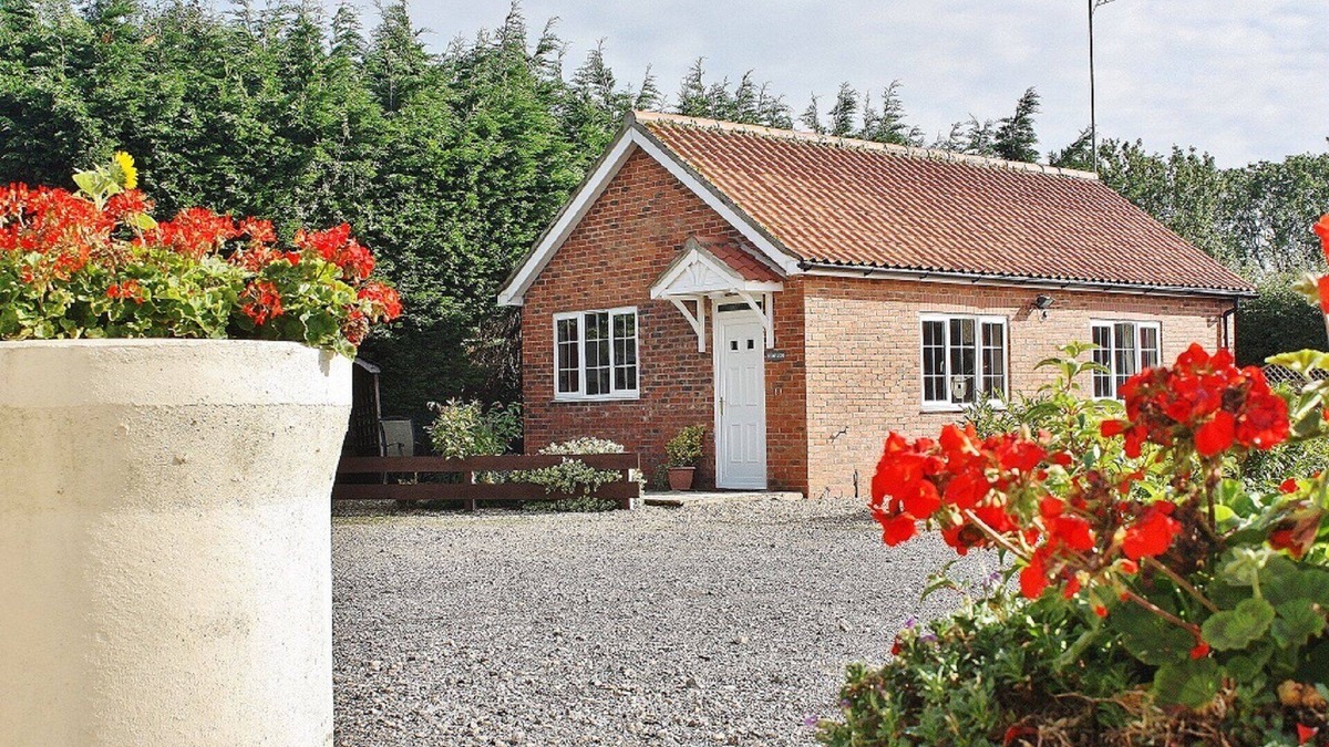 Spilsby Cottage | 4 Star Rated Detached Holiday Cottage, 1 Bedroom + Sofa Bed Sleeps 2/4