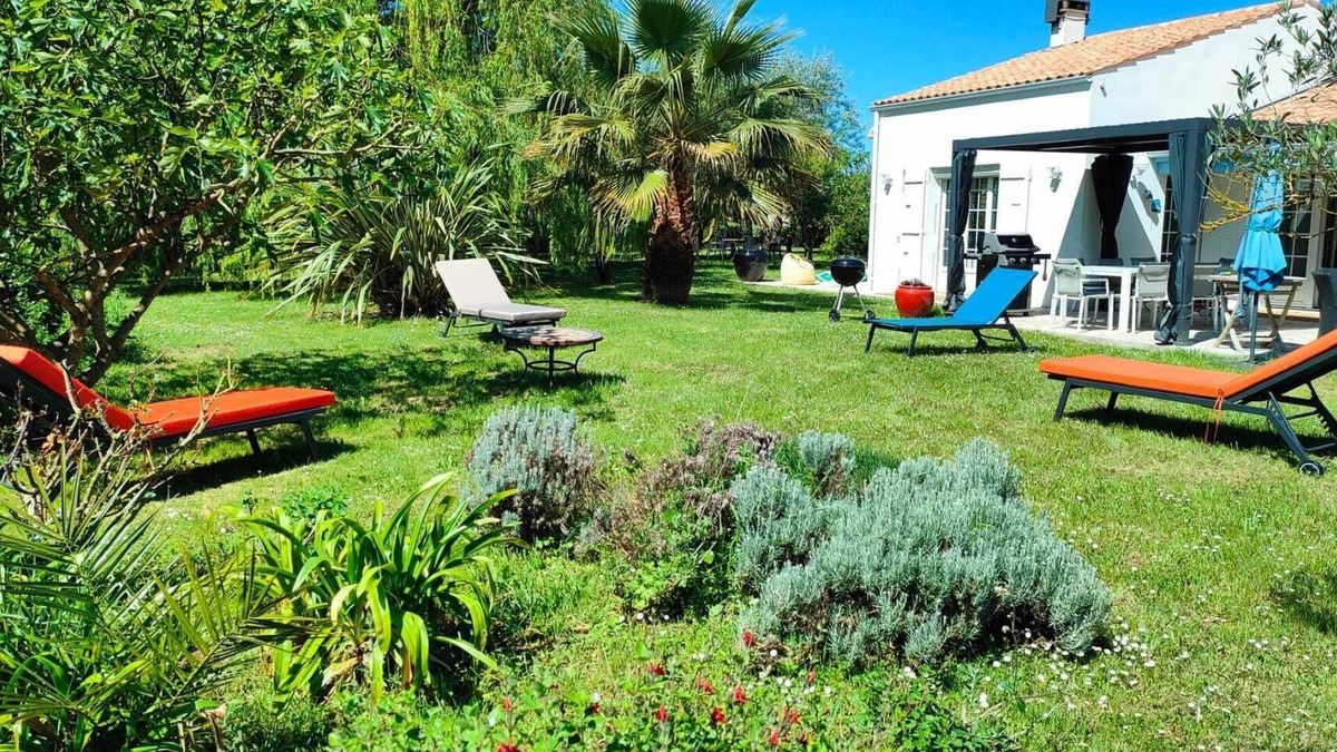 Saint-Pierre-d'Oleron House | 4 star villa 800m away from the beach, in the middle of a 6 hectar private field
