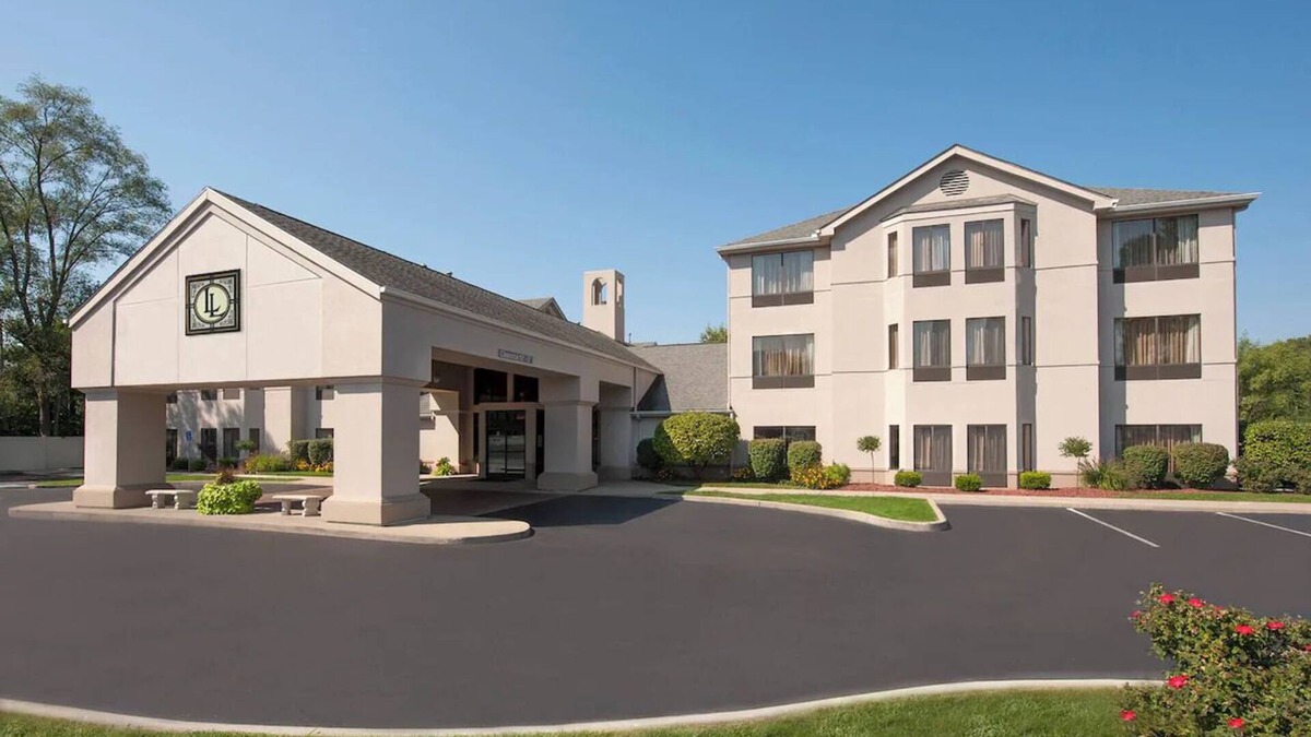 South Bend Hotel | 4 Suites ideal for Group Trips! Enjoy Free Hot Breakfast and Indoor Pool Access