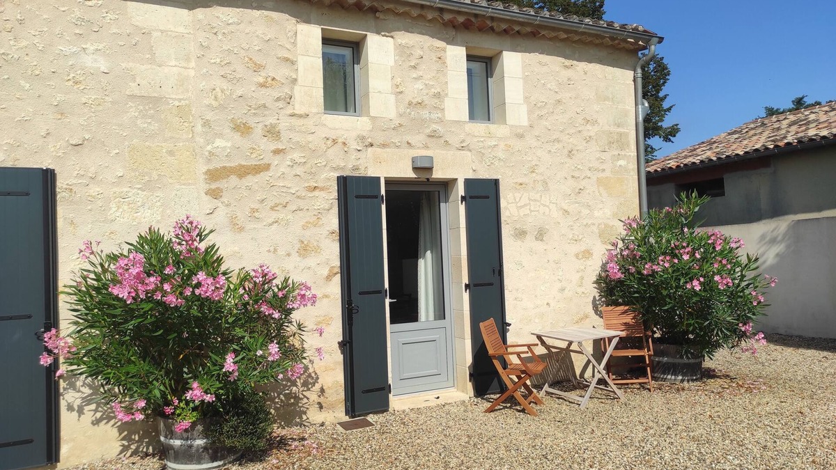 Puisseguin Cottage | 4 The Courtyard 4 Star Vineyard Gite