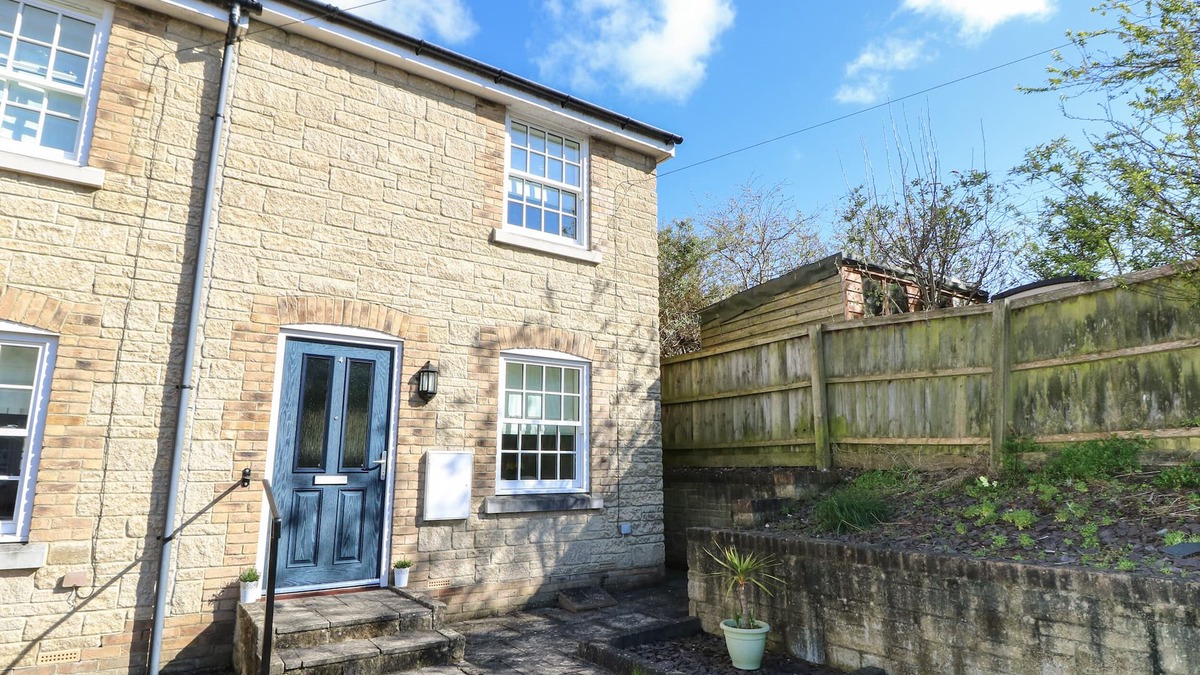 Brading Cottage | 4 THE OLD POST OFFICE MEWS, family friendly, with a garden in Brading