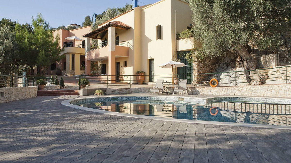 Kastellos House | 4 Traditional Houses, private pool, 5km to a sandy beach, excellent for families