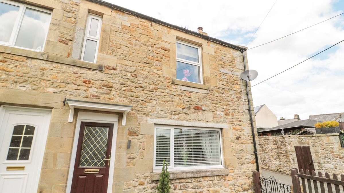 Wark Cottage | 4 TYNE VIEW, pet friendly, with open fire in Wark
