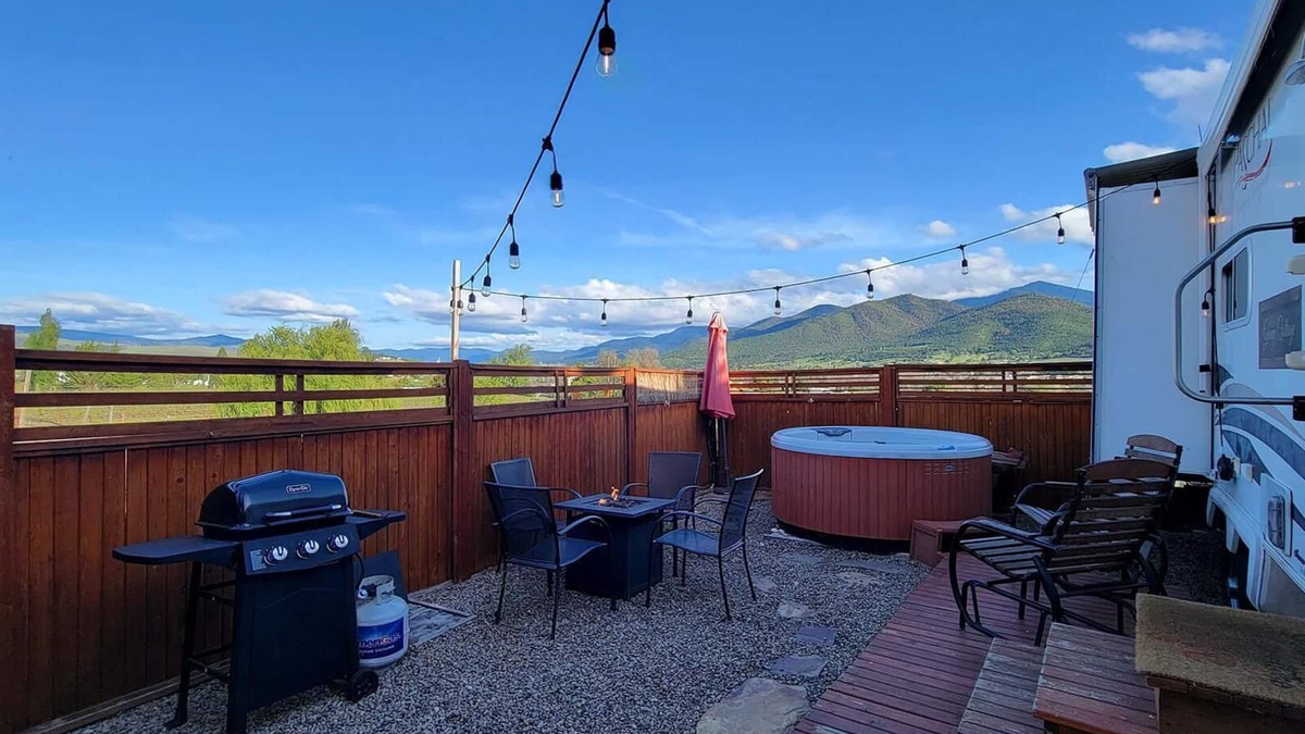 Talent Apartment | 4 units includes two cottages and two trailers with king and queen beds, kitchens, and dining areas.