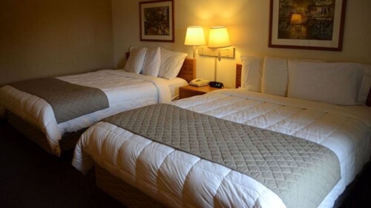 Thorp House | 4 x Double Queen Room at FairBridge Inn & Suites Thorp