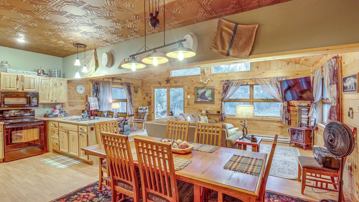 Wakefield Cabin | 40-Acre, Off-Grid Wakefield Retreat w/Gas Grill!