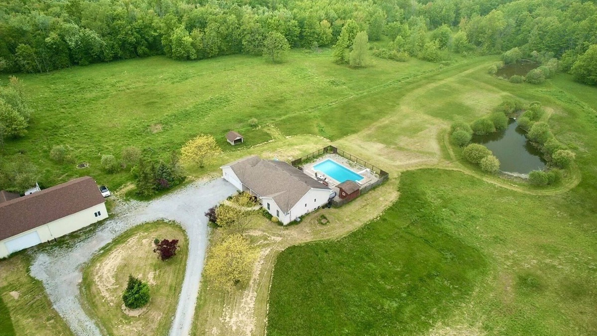Port Colborne Cottage | 40 Acre Vacation rental Cottage with swimming pool in Niagara
