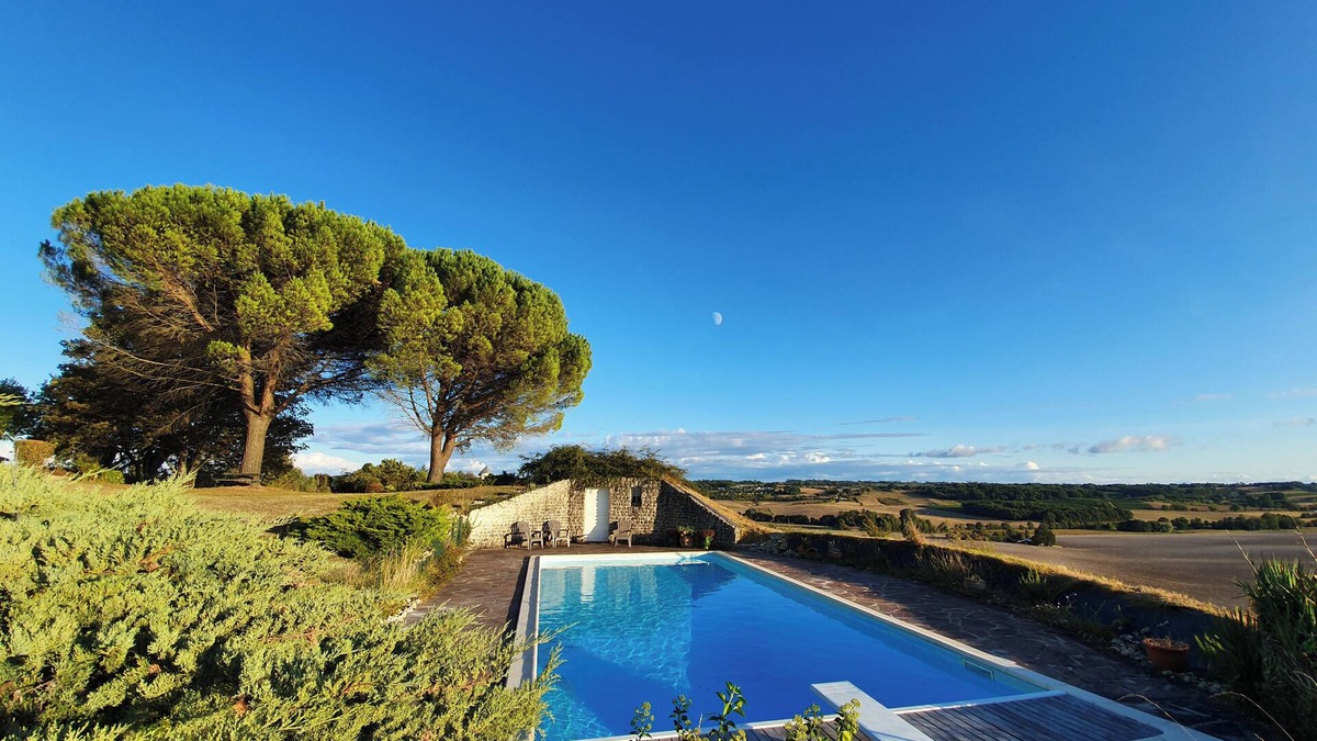 Saint-Martial-de-Mirambeau House | 40 minutes from the beach, house with swimming pool, garden and panoramic view for rent