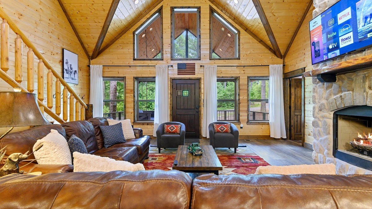Broken Bow Cabin | 40% Off Walk to Town Private Creek Hot Tub Treehouse Firepit Arcade Shuffleboard