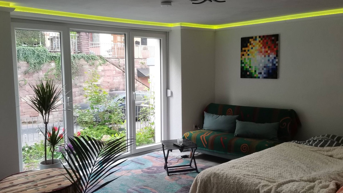 Euren Apartment | 40 qm Wohnung mit Wintergarten/Gewölbekeller und Garten