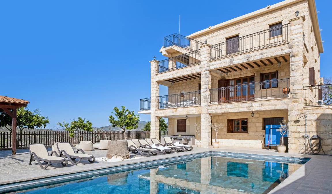 Peristerona Villa | 400 m² Villa ∙ 8 bedrooms ∙ 20 guests