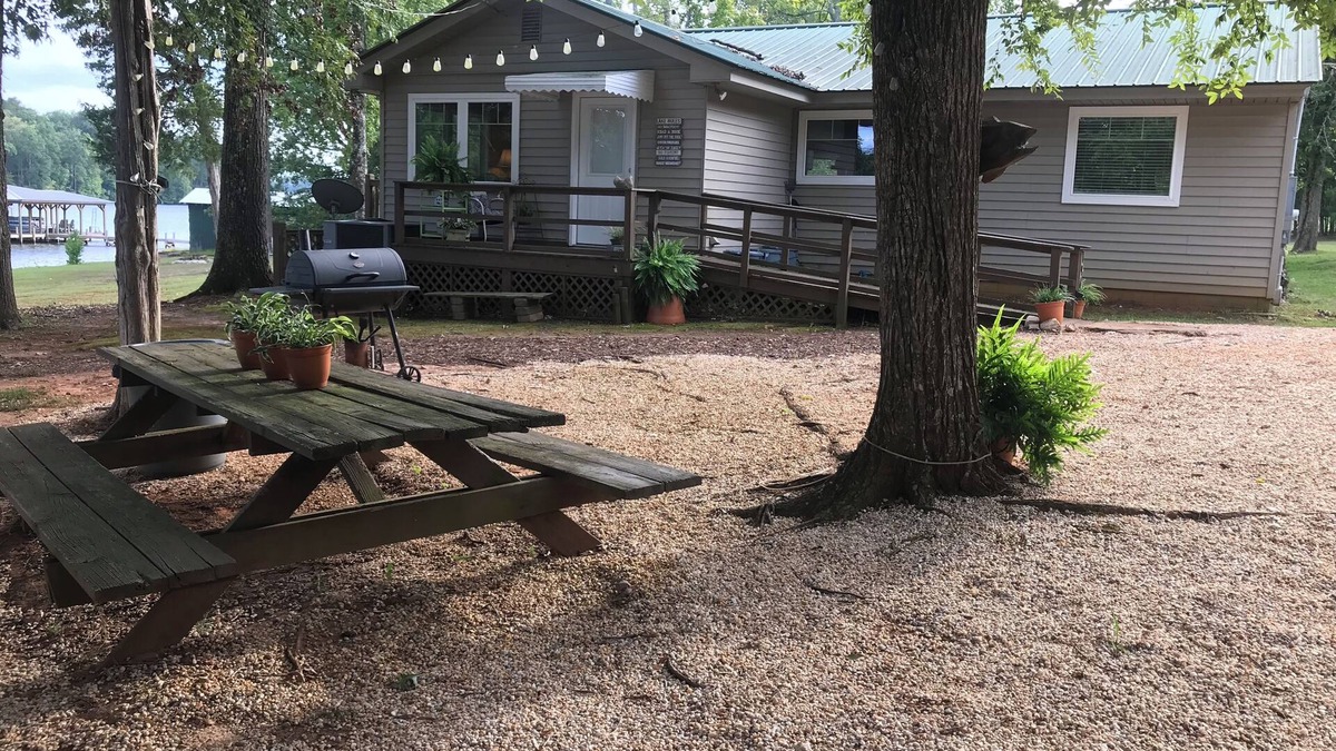 Chappells Cabin | 400" of shoreline/private dock & boat ramp - Spring and summer dates!