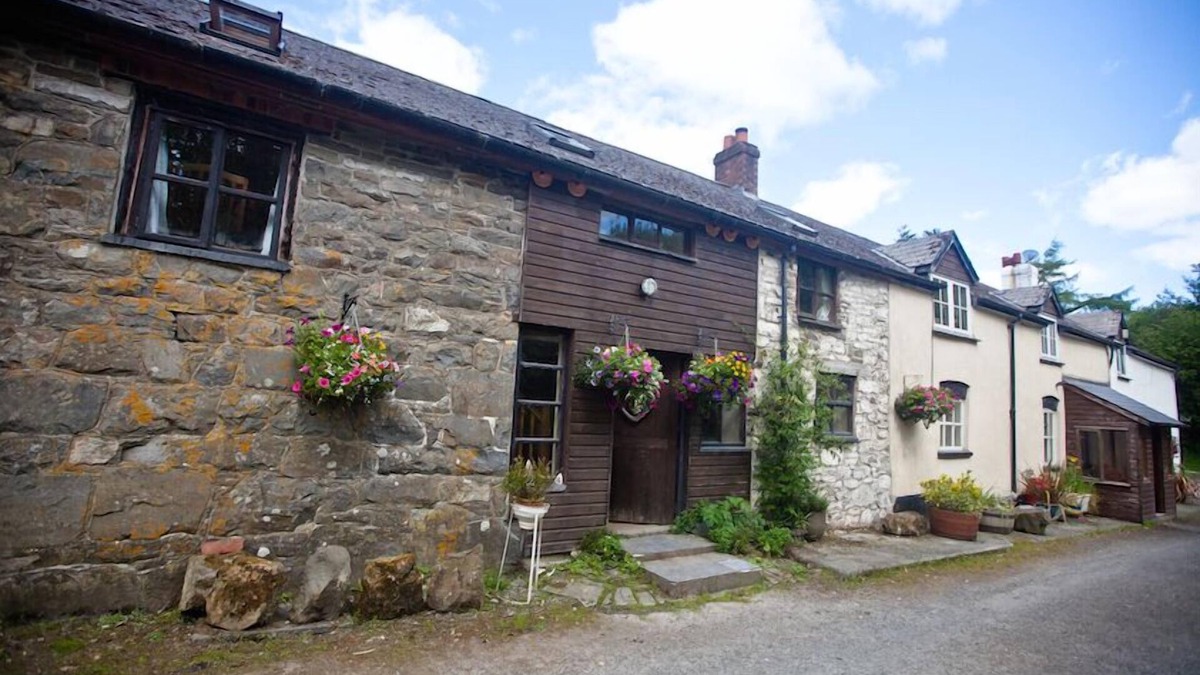 Llanbrynmair Cottage | 400 year old Welsh long house in its own grounds in stunning countryside