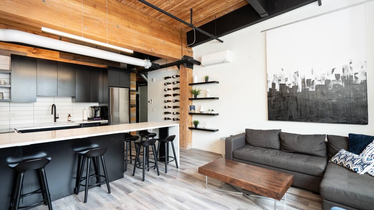 Exchange District Condo | (411)Converted Loft | Hi-End | 2 Bdr | Exchange District l Market Ave (139)