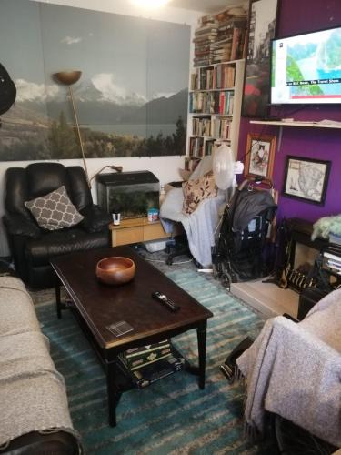 Middle Park and Sutcliffe House | 42 Churchbury Rd room 1