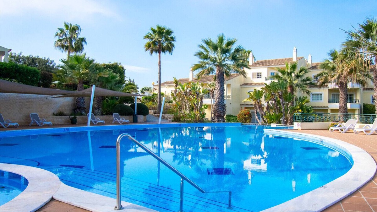 Carvoeiro Ski Chalet | 42 Presa do Moura, beautiful townhouse on stunning complex with pool and gym!